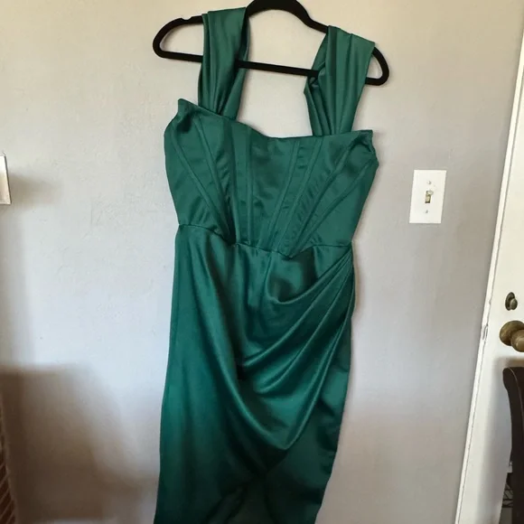 house of cb loretta dress green Mystic Garden Floral Smocked Midi Dress in Hunter Green Curves –  Impressions Online Boutique main image 1
